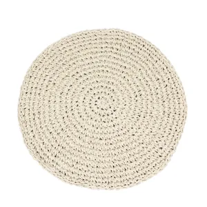 Set de table rond de couleur crème avec texture en fibres naturelles et motif circulaire
