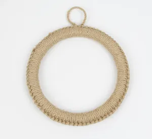 Détail du set de table rond en jute tressée à la main avec boucle de suspension
