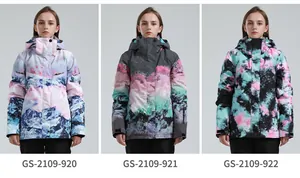 Drie waterdichte ski-jassen met bergprints en verstelbare klittenbandsluitingen