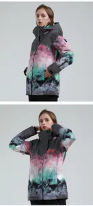 Detail van waterdichte ski-jas met kleurrijk graffiti-patroon en winddichte hoge kraag