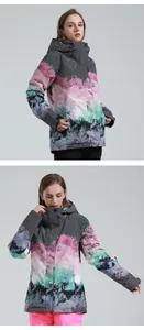 Detail van ski-jas voor dames met kleurrijk abstract patroon en hoge windkraag