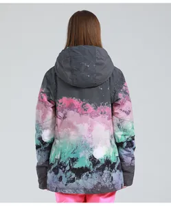Achteraanzicht van dames ski-jas met capuchon, kleurrijke abstracte prints en waterdichte stof