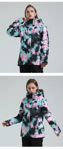 Detailweergave van dames ski-jas met tie-dye patroon, capuchon en zak op de mouw