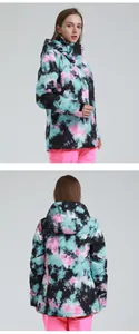 Detail van de waterdichte winterski-jas met tie-dye print en verstelbare capuchon