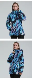 Detail van waterdicht ski-jack met blauwe en paarse abstracte tie-dye print en capuchon