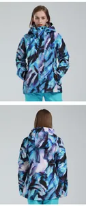 Detail van waterdicht ski-jack met blauwe abstracte print en winddichte capuchon met kraag