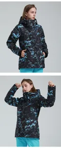 Detail van waterdicht winterskijack met blauw bloemenpatroon en verstelbare capuchon