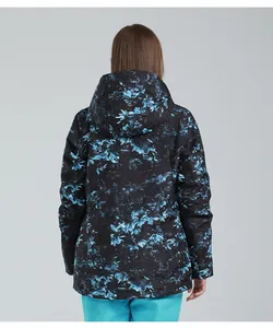 Achteraanzicht van dames ski-jas met bloemenprint, capuchon en winddichte buitenstof