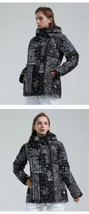 Detail van waterdicht zwart paisley ski-jack met geïsoleerde capuchon en hoge kraag