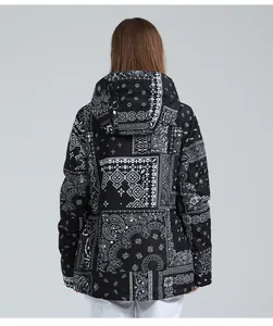 Gedetailleerd achteraanzicht van een ski-jas met capuchon en witte paisley- en geometrische print