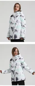 Detailweergave van dames ski-jas met sneeuwbergprint en waterdicht ontwerp met capuchon