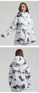 Detail van waterdicht ski-jack met bergprint en verstelbare winddichte capuchon
