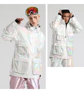 Detail van waterdicht holografisch ski-jack met multi-pocket design en metallic glans