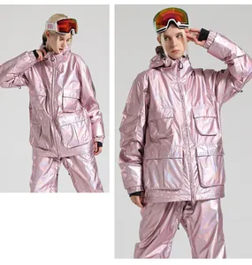 Detail van metallic roze ski-pak met vier cargozakken en winddichte manchetten aan de mouwen