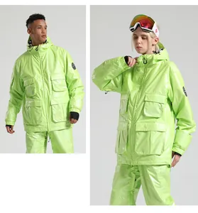 Detail van neon groen waterdicht ski-jack met cargozakken en duimgaten bij de manchetten