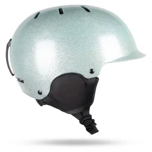 Casco da sci azzurro glitterato con fori di ventilazione e paraorecchie termici invernali