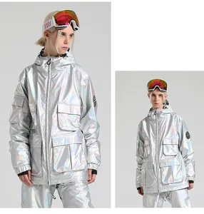 Detailopname van het holografische zilveren ski-jack met grote zakken en premium textuur