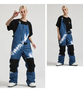 Details der blauen Batik-Skilatzhose mit verstärkten Kniepolstern und verstellbaren Trägern