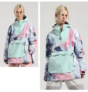 Details der wasserdichten Skijacke mit mehrfarbigem Patchwork, großer Tasche und Kapuze