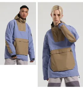 Detail der Color-Block Anorak-Jacke mit Kapuze, Fronttasche und Klettverschluss