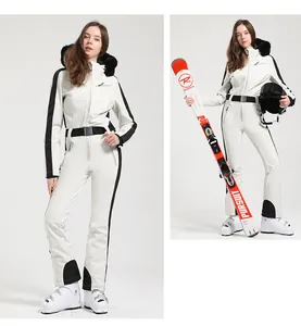Détail de la combinaison de ski blanche une pièce avec bandes noires et taille cintrée