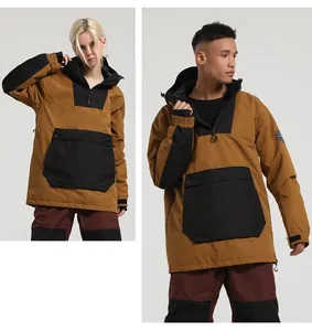 Detail der wasserdichten Skijacke mit Colorblock-Design und großer Kängurutasche vorn