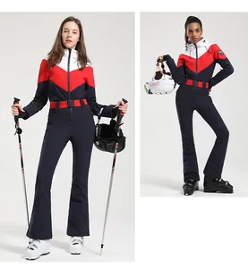 Détails d'une combinaison de ski une pièce ajustée avec tissu coupe-vent et ceinture