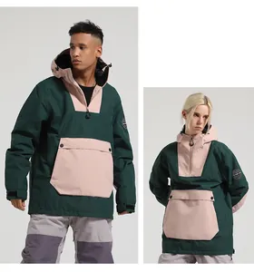 Detail der Ski-Kapuzenjacke mit grün-rosa Farblock-Design, Brusttasche und Klettverschluss