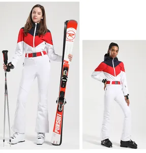 Détails de la combinaison de ski moulante avec blocs de couleur en V et ceinture à la taille