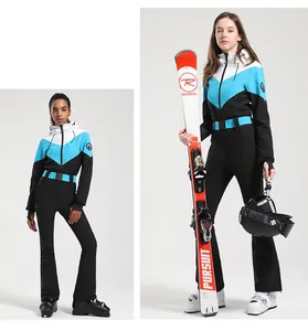 Détail d'une combinaison de ski une pièce ajustée avec motif géométrique color-block