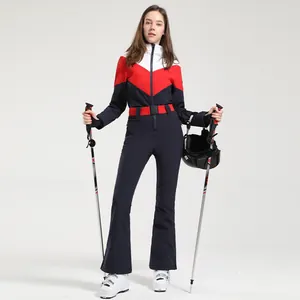 Combinaison de ski femme ajustée avec design tricolore rouge, blanc et bleu marine