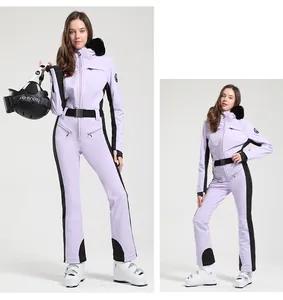 Détail d'une combinaison de ski violet clair pour femme avec col fourrure et ceinture