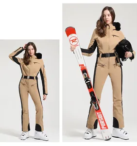 Détail d'une combinaison de ski kaki ajustée avec capuche en fourrure et ceinture