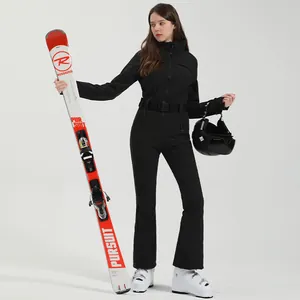 Schmal geschnittener Damen Ski-Einteiler in Schwarz, wasserfest mit verstellbarem Gürtel