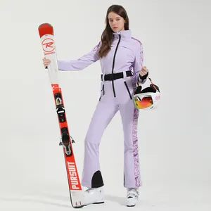 Schmal geschnittener lila Damen-Skianzug Einteiler mit Blumenprint und schwarzem Gürtel