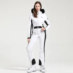 Combinaison de ski une pièce blanche pour femme avec bordure noire et capuche en fourrure