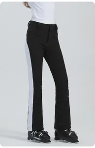 Dettaglio dei pantaloni da sci impermeabili con strisce, tasche zip e vita elastica