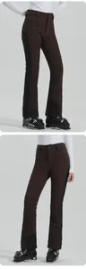 Dettaglio dei pantaloni da sci impermeabili con ginocchia rinforzate e design patchwork