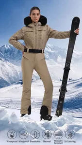 Détails de la combinaison de ski dorée avec motif matelassé et col en fourrure