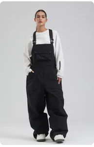 Detail der wasserdichten schwarzen Skilatzhose mit Brusttasche und verstellbaren Trägern