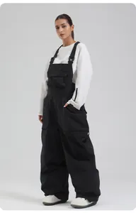 Details der wasserdichten schwarzen Skihose mit verstellbaren Trägern und Fronttasche