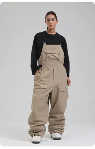 Khaki wasserdichte Ski-Latzhose mit schwarzen Trägern und großen praktischen Taschen