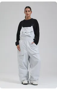 Details einer hellgrauen wasserdichten Skilatzhose mit schwarzen Trägern und Brusttasche