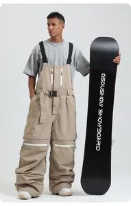 Khaki Skilatzhose mit verstellbaren Trägern und weißen Reißverschlusstaschen im Detail