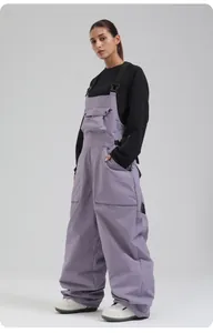 Details der fliederfarbenen wasserdichten Skihose mit Taschen und schwarzen Trägern