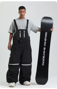 Detail von schwarzer Skilatzhose mit Knie-Reißverschlüssen und Profi-Snowboard-Ausrüstung