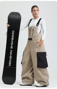 Dettaglio dei pantaloni da sci a salopette kaki impermeabili con grandi tasche cargo