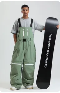 Grüne wasserdichte Herren Skilatzhose mit verstellbaren Trägern und Cargotaschen