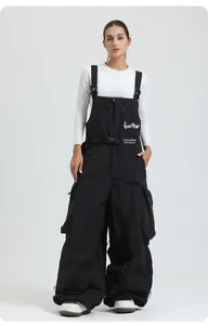 Dettaglio dei pantaloni da sci impermeabili con tasche grandi e spalline regolabili