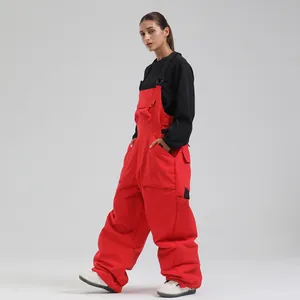Wasserdichte rote Skilatzhose mit verstellbaren schwarzen Trägern und Multi-Pocket-Design